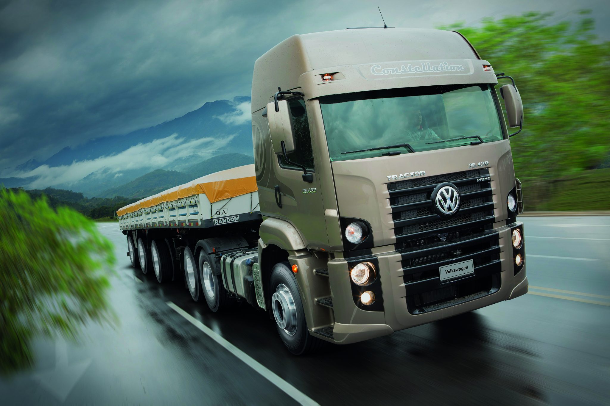 Caminhão pesado na estrada